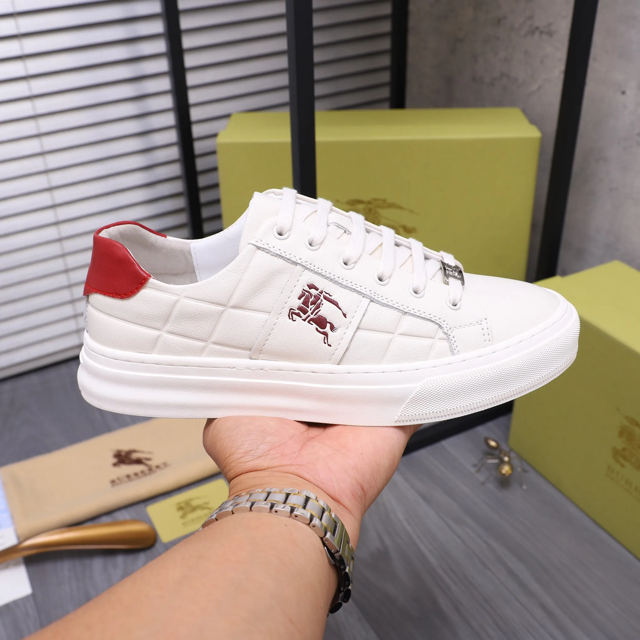 Men's shoes 💰p400 Product trademark: Burberry "Burberry" casual shoes Regular size: 38-44 Product materials: Selected cowhide embossed upper, pigskin lining, rubber outsole